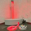 Plateforme incurvée blanche avec des fibres transparentes et 1 baignoire à bulles.