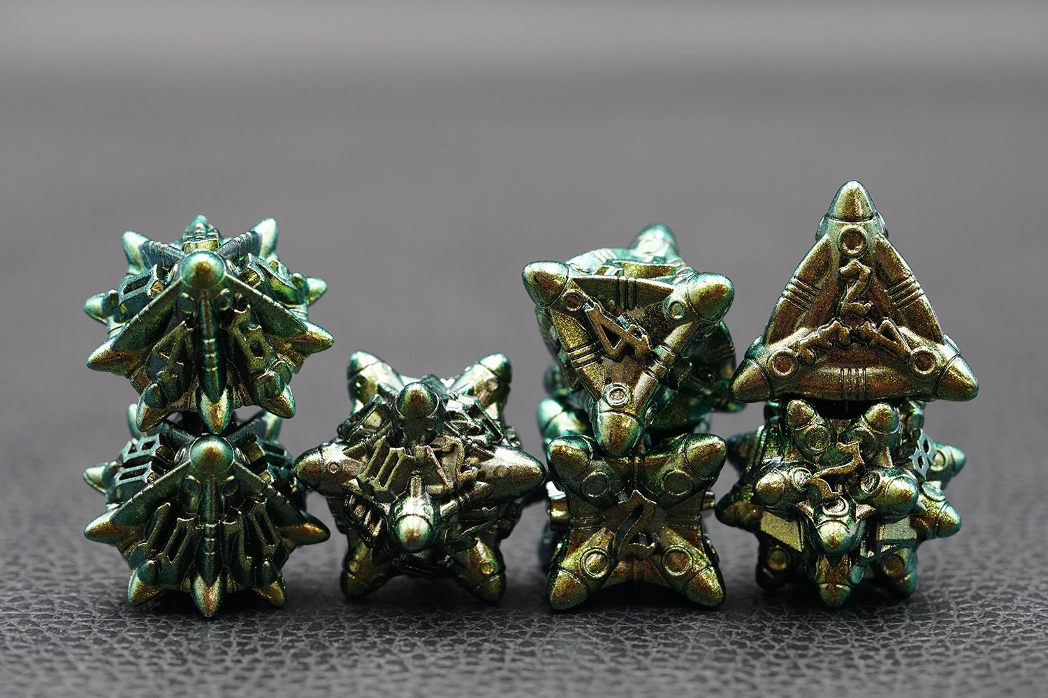 Customized 7-Piece Set of 16mm Retro Golden Bronze Metal Polyhedron Dice for DND Made Zinc Alloy Featuring Dragon Dungeon Design manufacture
