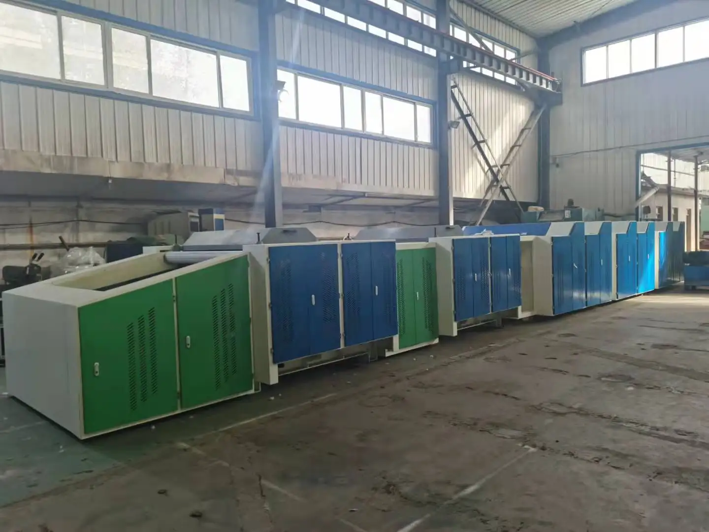 Машина для переработки ткани из джинсовой пряжи открывания и очистки