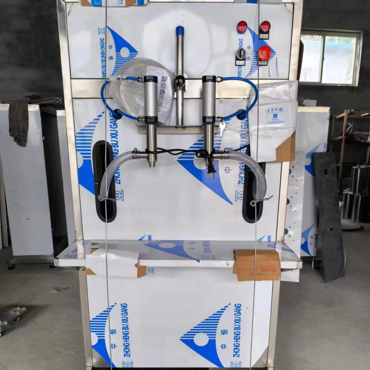 Полуавтоматическая машина для розлива самоходное количественное наполнение оборудование консервирования под давлением медовой пасты