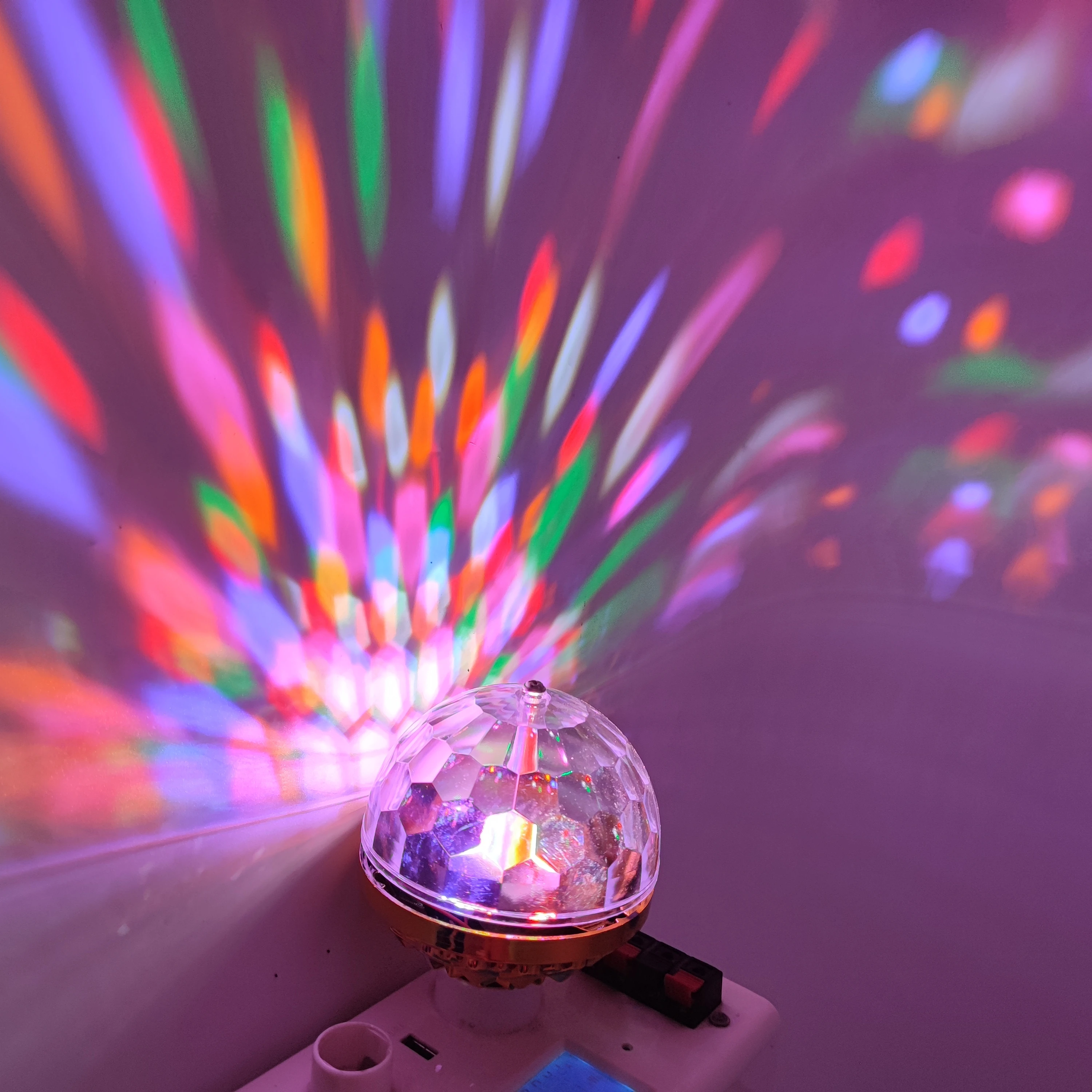 Ampoule LED E27 RGB 15W - Changement De Couleur Avec Télécommande - 16 Couleurs - Dimmable - Pour Ambiance Maison, Fête, Bar