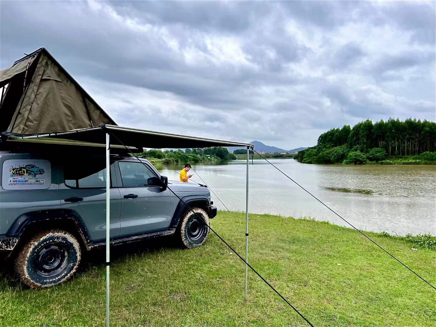 77lbs Super Lightweight Car Roof Top Tent Pvc Vinyl Soft Shell Triangle