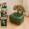 Profiter d'une promenade tranquille en fauteuil roulant - pins à feuilles persistantes