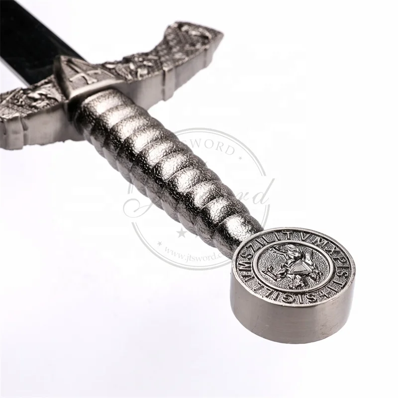 12世紀の中世ヨーロッパの歴史的な十字軍の騎士テンプラーの剣