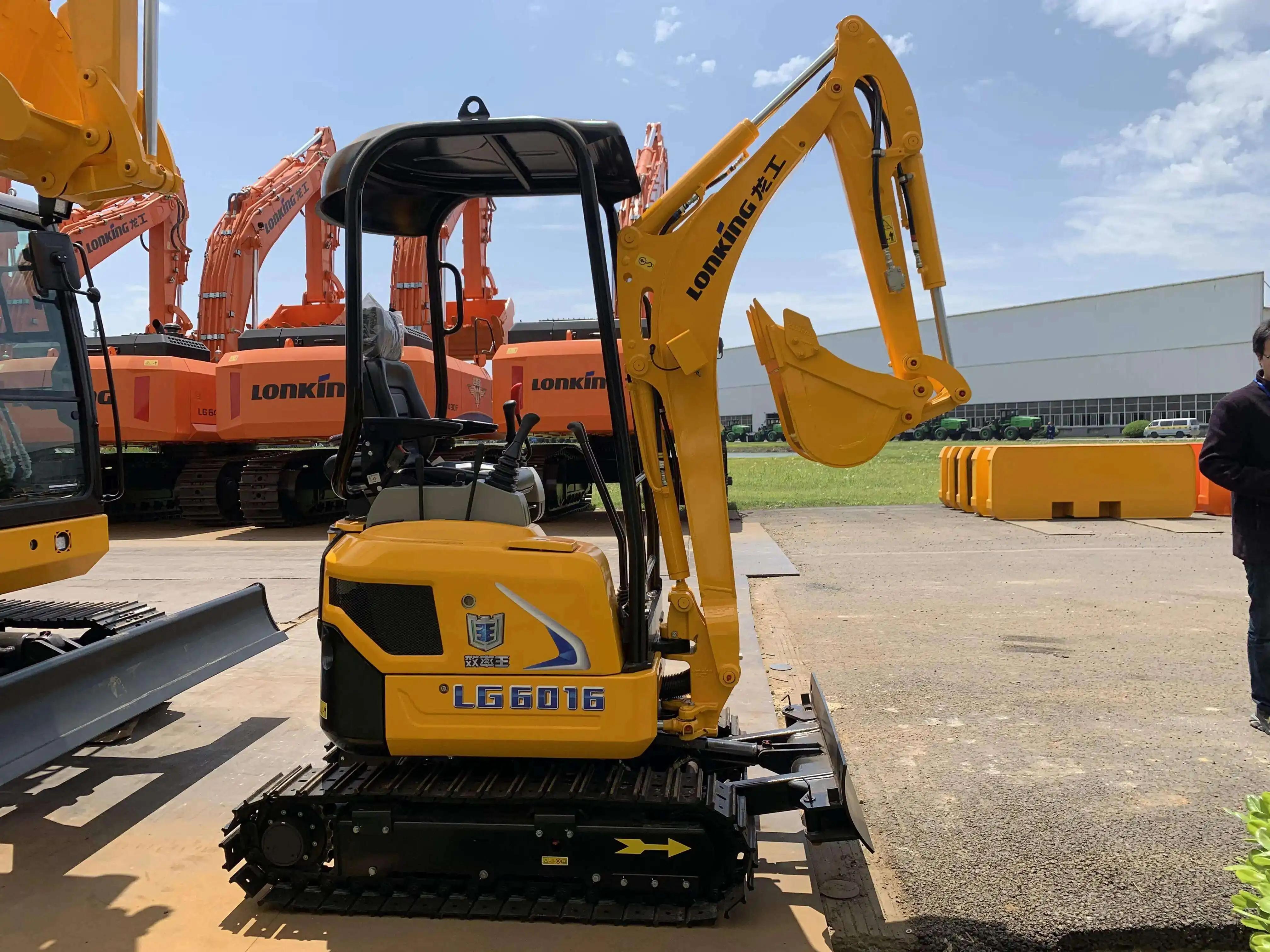 1.6t Mini Excavator Garden Excavator CDM6016 With Spare