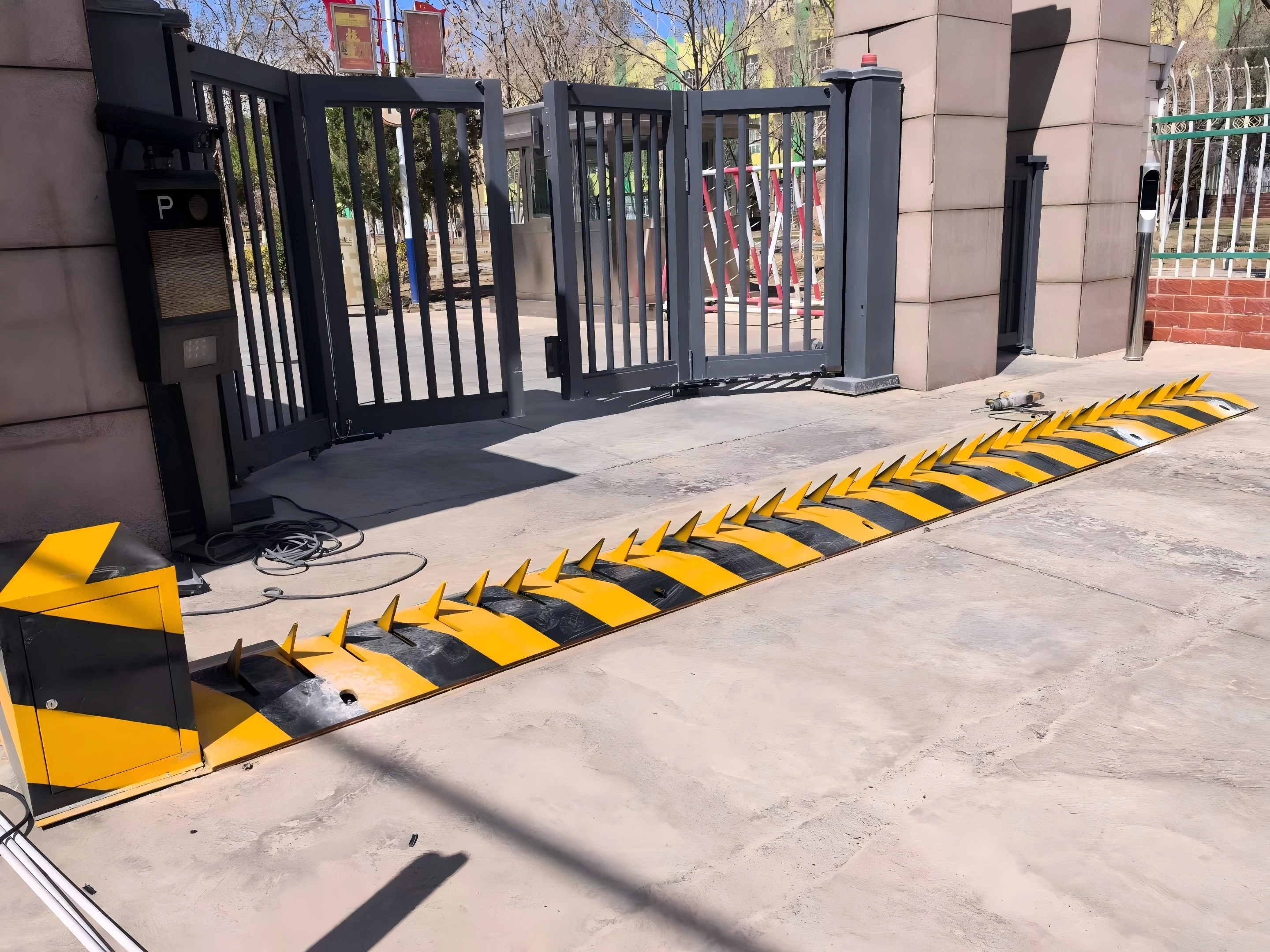 Spiked Tire Killer Automatic Remote Control Qigong Hydraulic Tire Killer Road Blocker Aluminum Alloy Tire Spikes for Vehicle