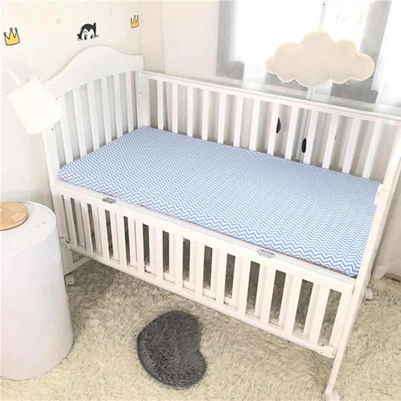 Непромокаемый детский стеганый матрас с белым принтом