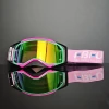 Gafas rosas con montura verde y detalles rosas.