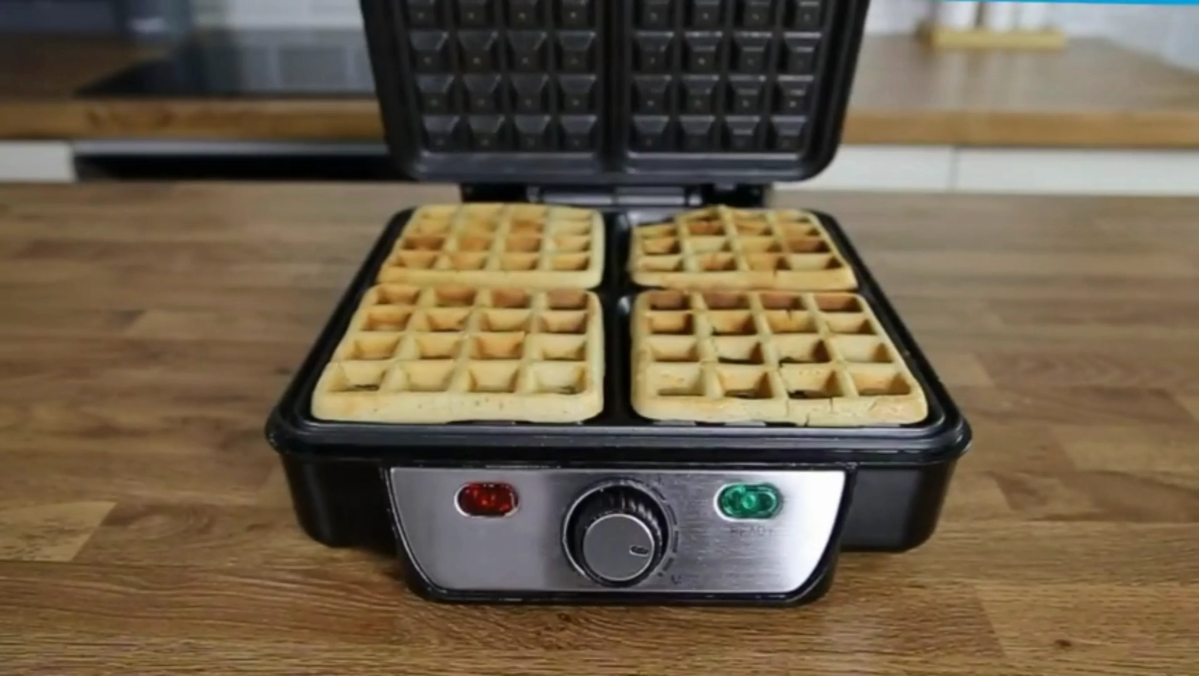 Smart Appliances Belgian Waffle Maker 1000 Watt Adjustable Temperature