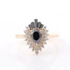 Anillo de oro de 14k con moissanita y diamantes.