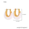 Pendientes F998 de resina blanca con detalles dorados.