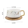 Tasse à café blanche avec support en bois