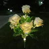 Bolsa blanca con 7 cabezas de rosa.
