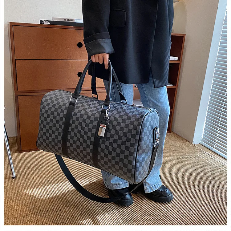 Wholesale Custom Designer Waterproof PU Luggage Luxury Sport Travel Gym Duffle Bag with Zipper Closure Trending Big Bag
