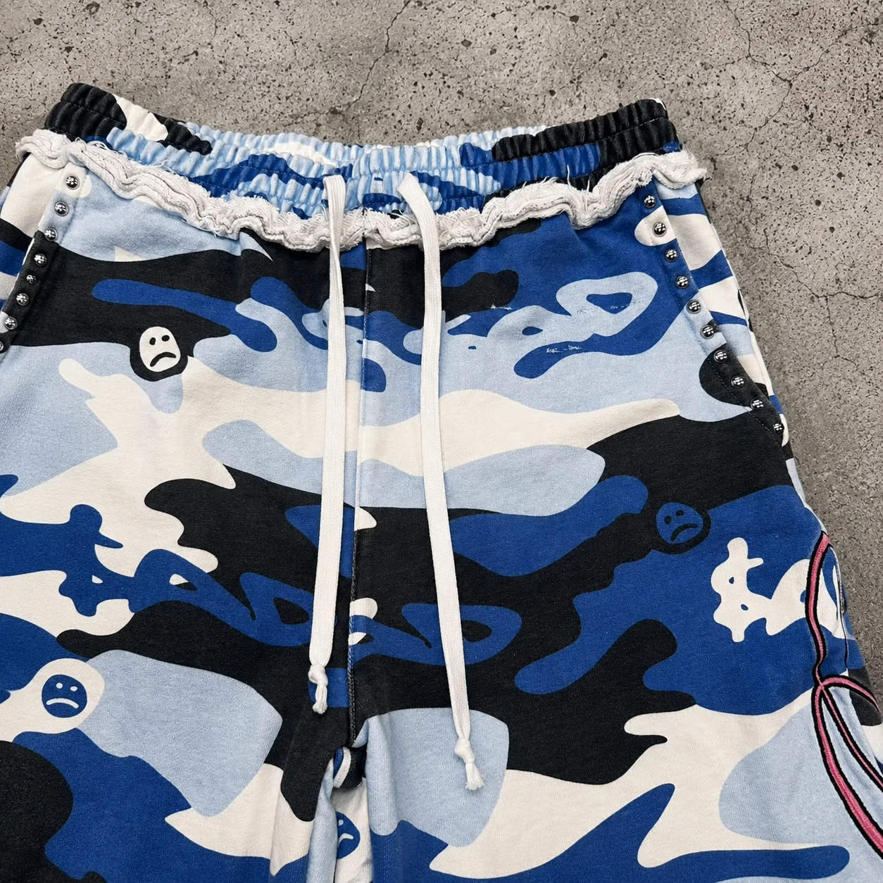 Streetwear Custom Blue Camouflage Graphic Drawstring Baggy Wide Leg Raw Hem Loose Fit Casual Urban Full Length Men Sweatpants gallery 3
