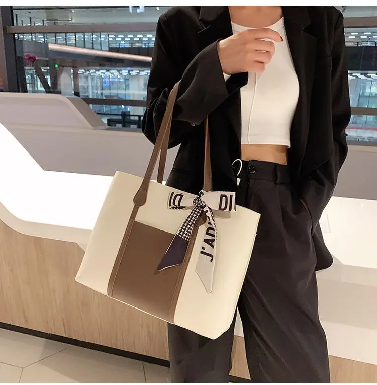2023 New Mini Handbag Fashion PU Leather LV Handbag Ladies Shoulder Bag LV  Bright Girl Bag - China Wholesale Replicas Bags and Tote Bag price