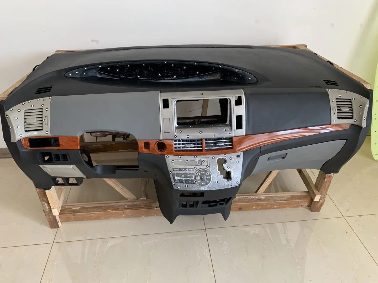 Competitive Price Auto Parts for TOYOTA Previa 2004-2015 Dashboard