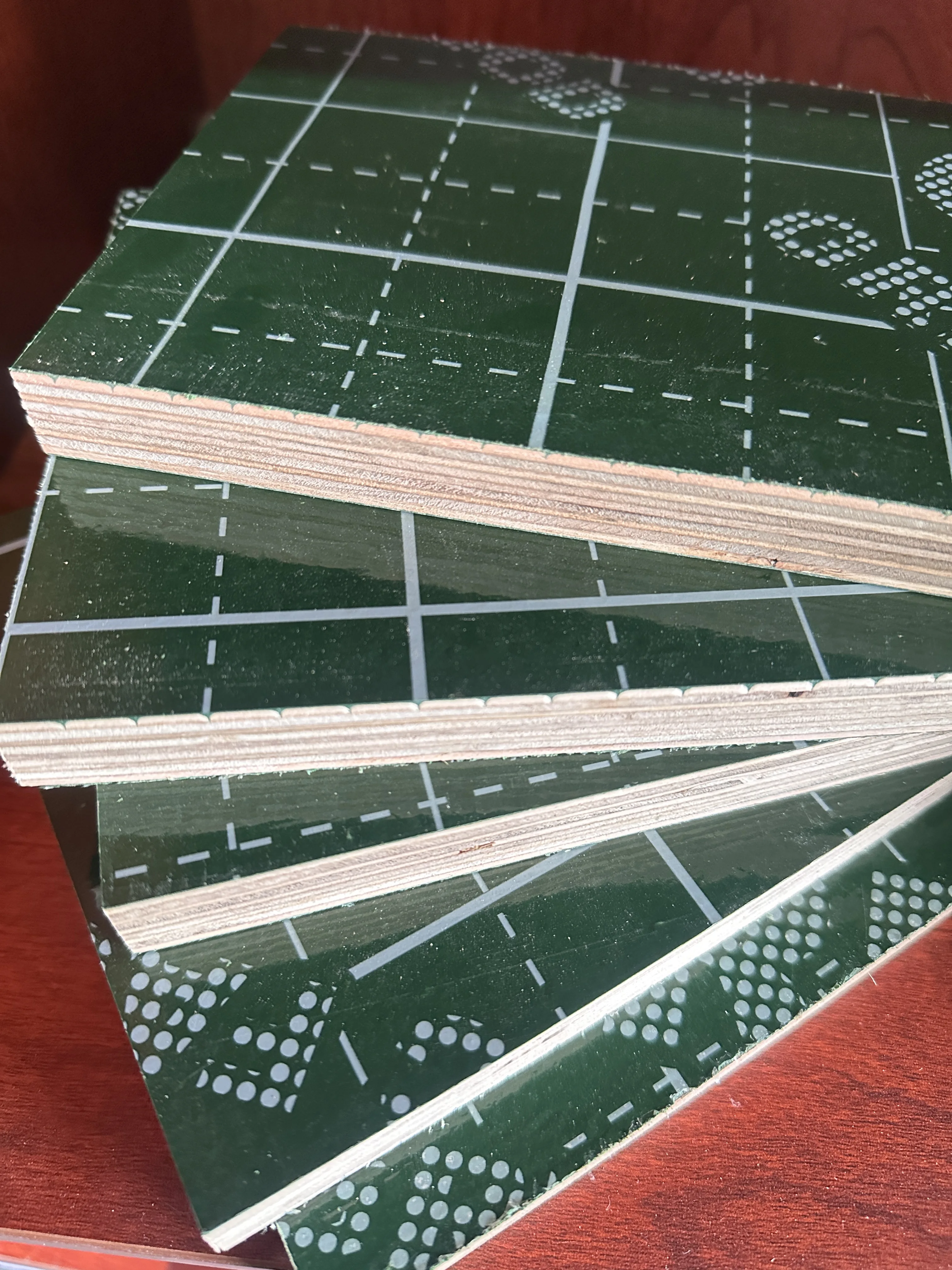 Kayu Lapis Berkualiti Tinggi Berpermukaan Filem PVC 100% Poplar Ketebalan 12mm-18mm Saiz 1220x2440mm untuk Pembinaan Luaran yang Mesra Alam