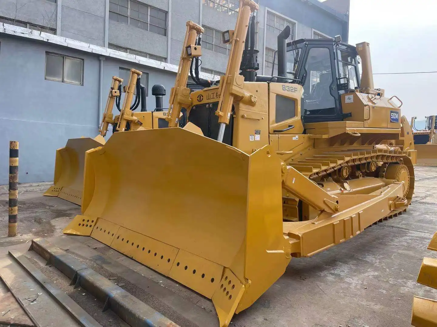 Мощный бульдозер мощностью 320HP гусеничный Sem832f для строительства шахтерской плотины по заводской цене