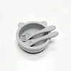 Ciotola in silicone a forma di piccolo orsetto color argento-grigio con cucchiaio interamente in silicone.