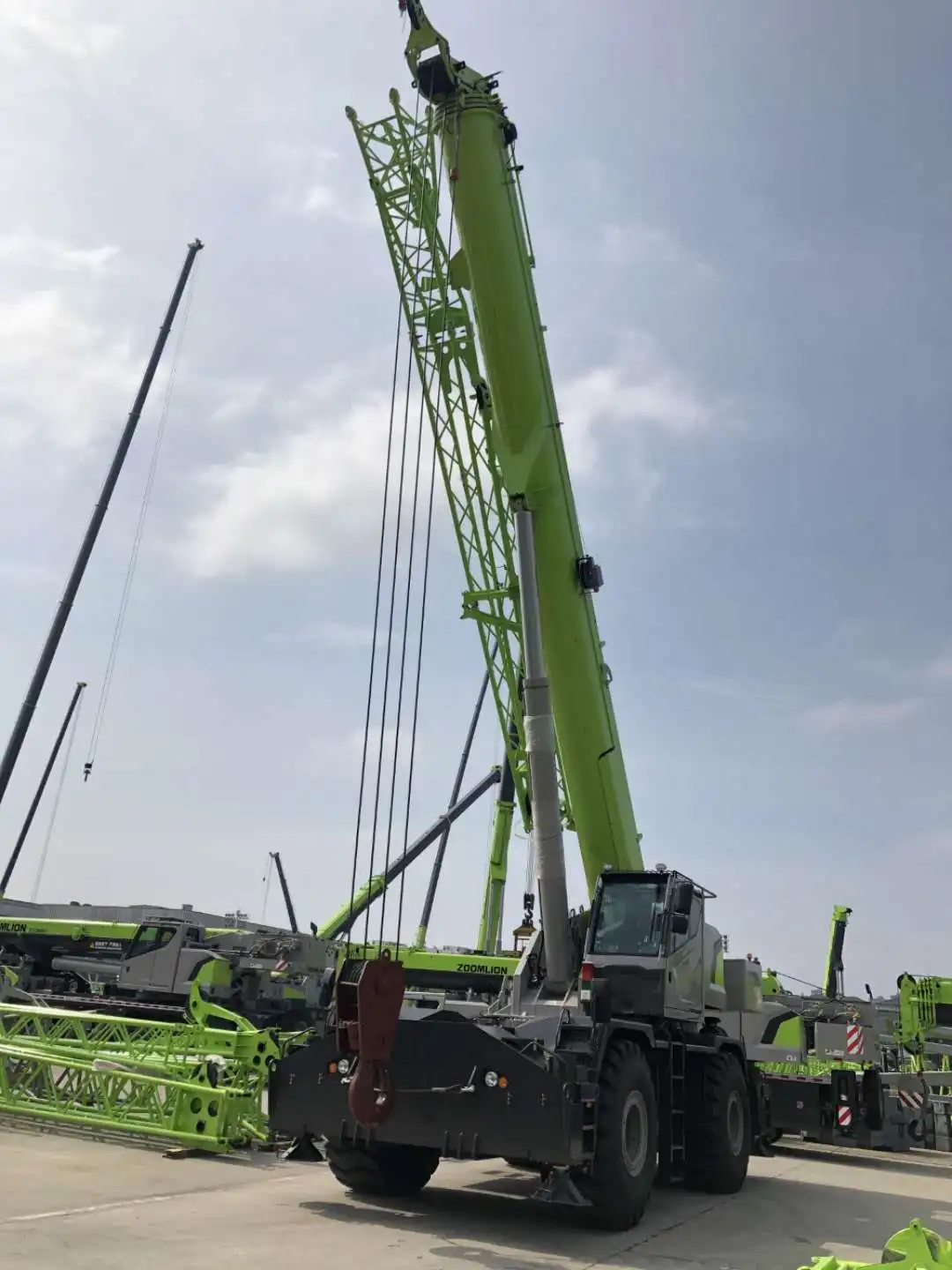 Zoomlion Mobile Crane 110 Ton Rough Terrain Crane ZRT1100