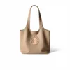 Borsa tote media con motivo lychee e trench coat grigio