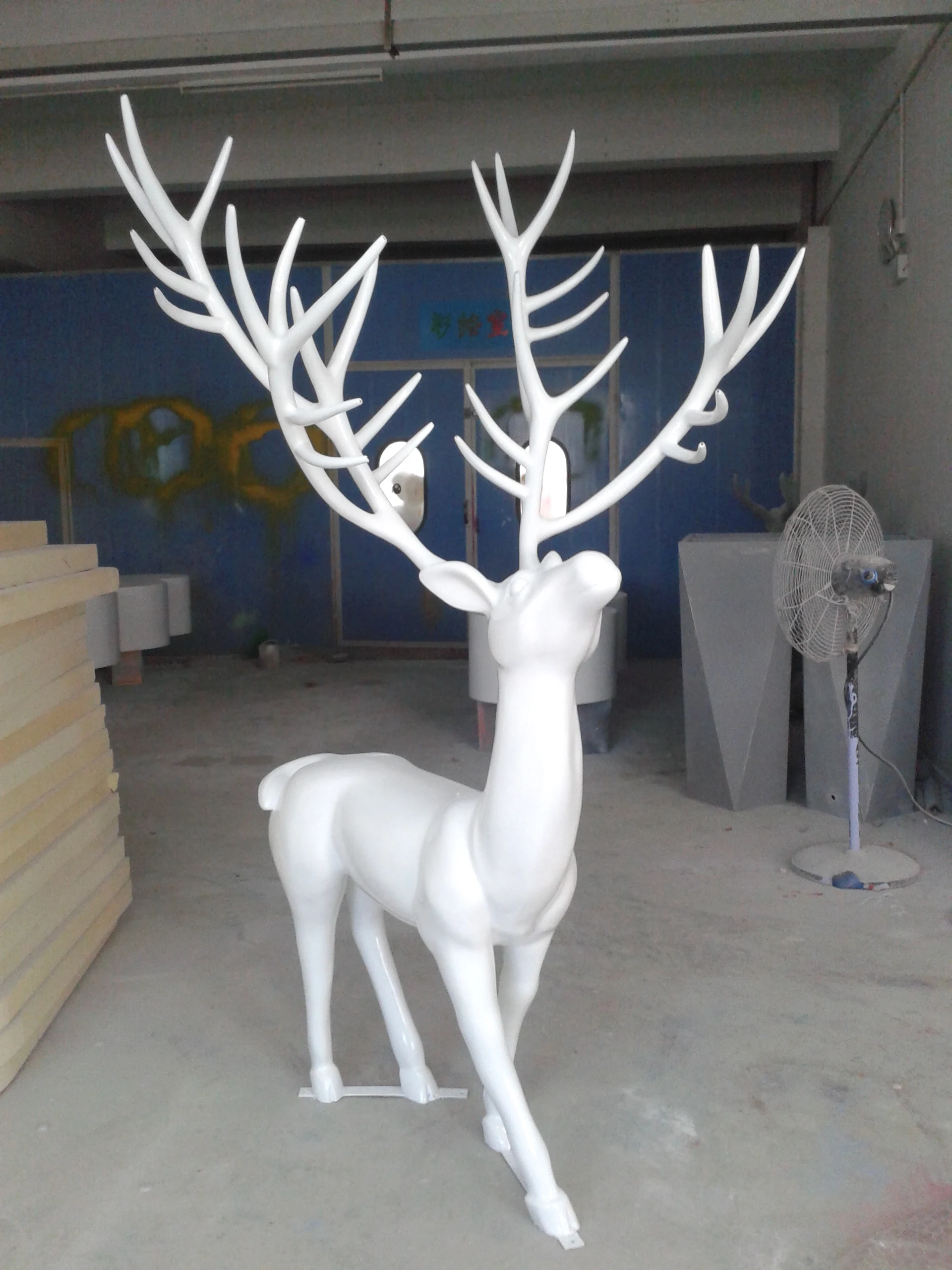 Statua e scultura in resina di un cervo in piedi | Déco et Artisanat Statua e scultura in resina di un cervo in piedi | Déco et Artisanat