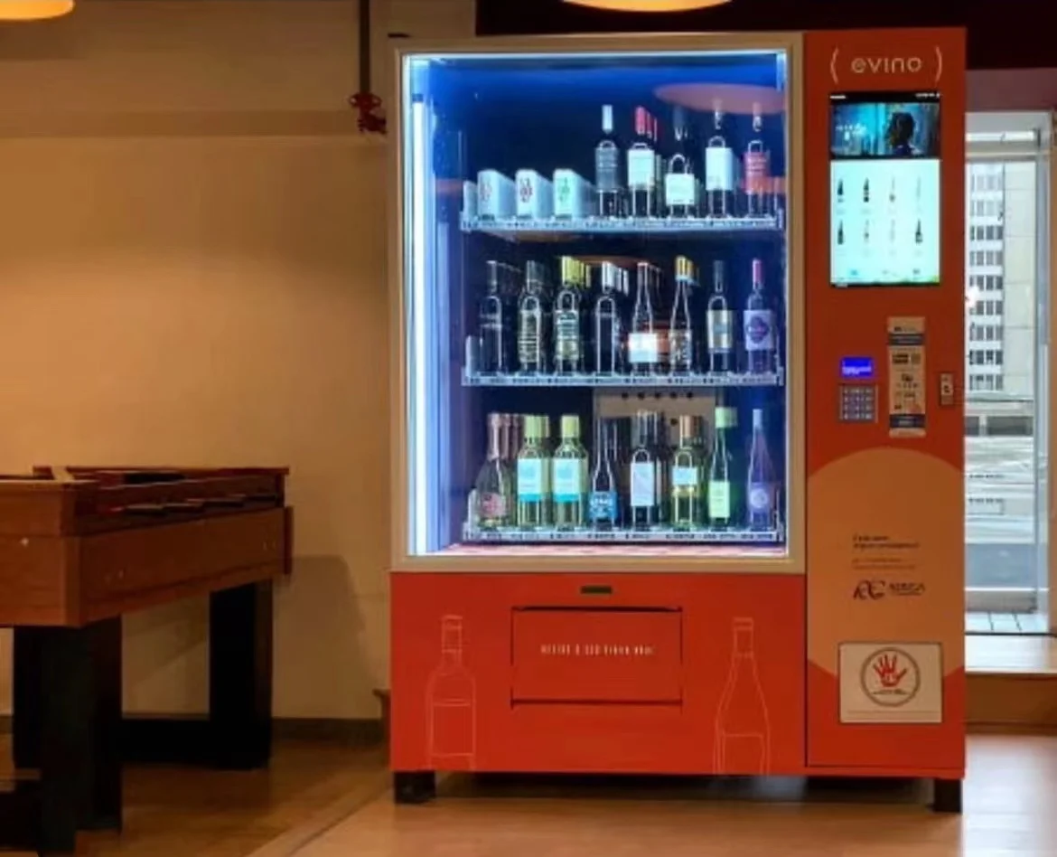 Red Wine Whiskey Vending Machine Beer Wine Bottle Vending Machine with Age Verification Mini Bar Machine for Wine and Red Bull