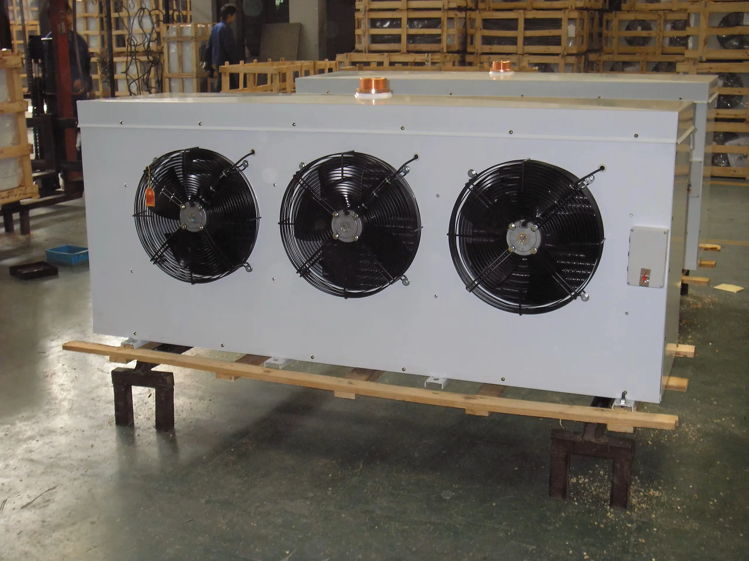 Low temperature and high humidity thawing chamber for controlled meat thawing