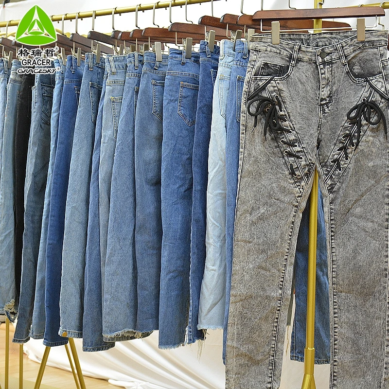 Contenedor de fábrica, ropa de mujer, pantalones vaqueros para