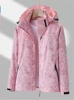 Donna rosa con stampa a foglie
