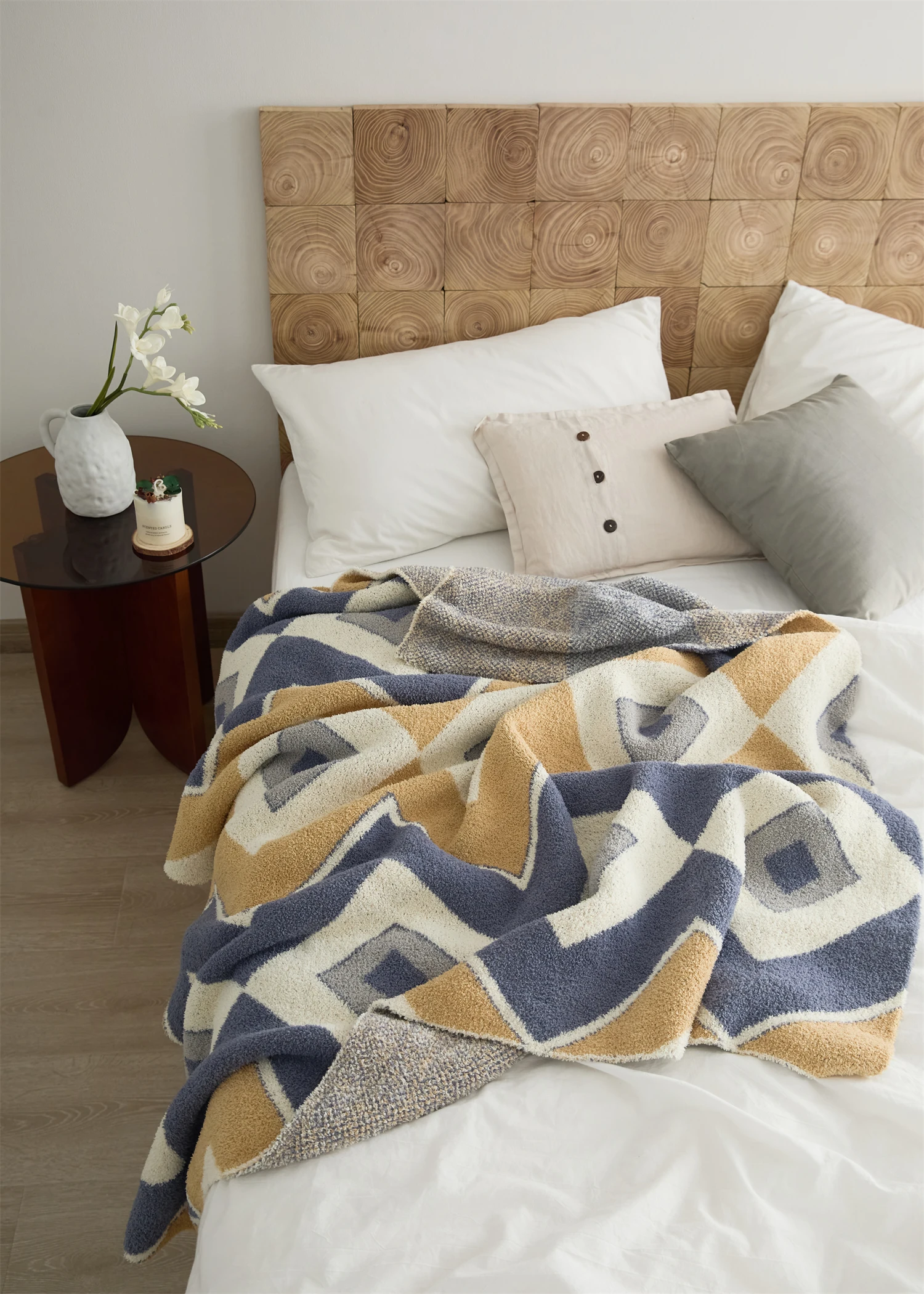 LYG Wholesale soft fluffy geometric 100% polyester knitted throw blanket for sofa bed office details