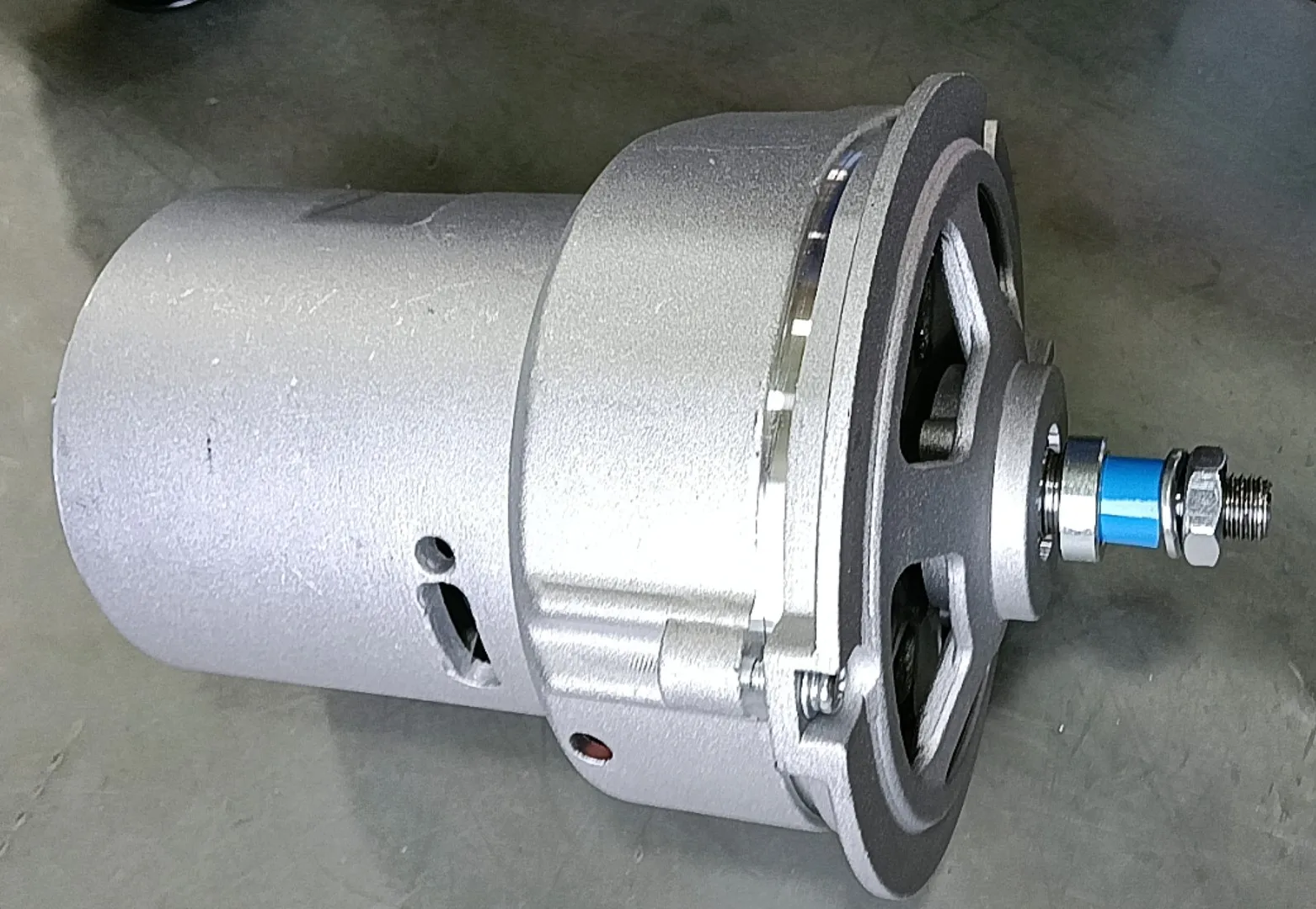 Alternator For 1975-1977 Volkswagen Beetle - 50 Amp, 12V, CW Rotation, Pulley Included