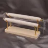 Soporte para joyería metálico desmontable de doble barra, color beige.