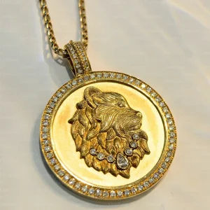 18-carat gold animal totem pendant necklace, featuring an IGI laboratory-grown round-cut diamond,with streetwear-inspired design