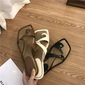 Hot Selling Fashion Ladies Beach Round Slides Women's square Head Flat Sandals slippers Beach Flat Slippers for Ladies