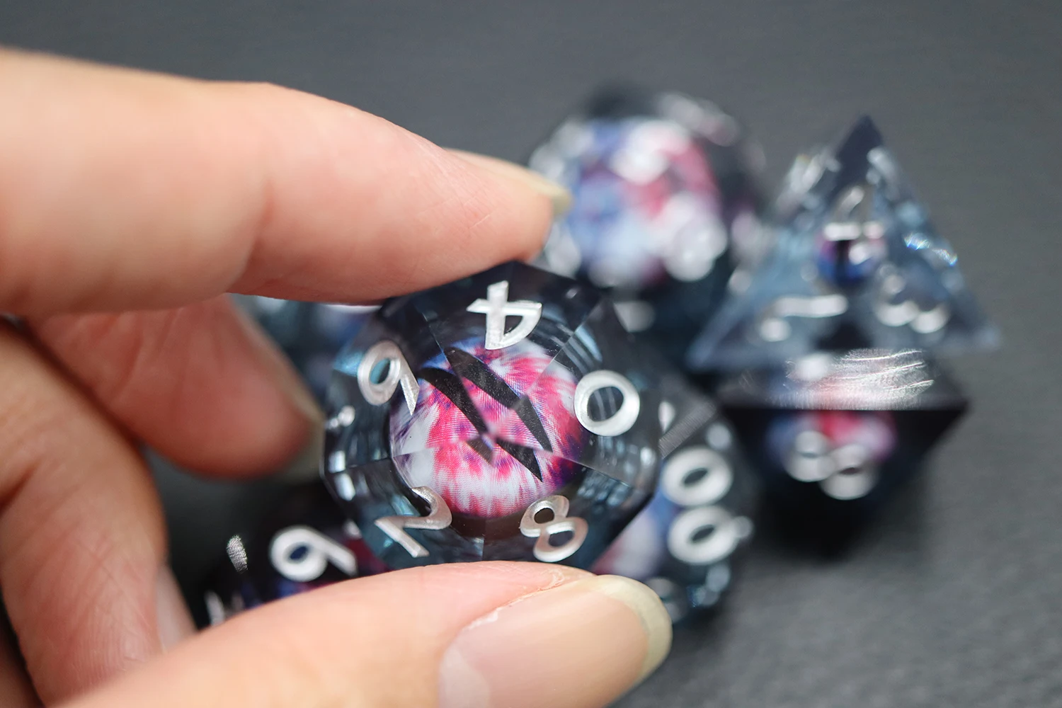 Custom DND RPG Dice Set 7pcs Blood Dragon Eye Liquid Core Resin Board Game Dice manufacture
