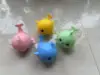 Ballena amarilla que absorbe agua