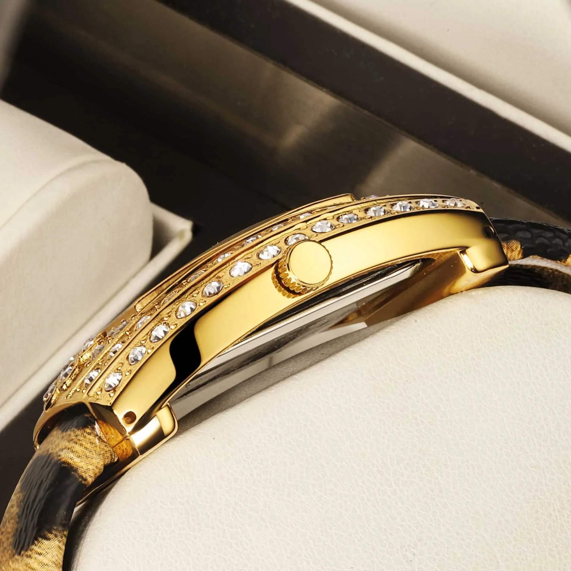 Diamond Quartz Women's Watch OM-752843