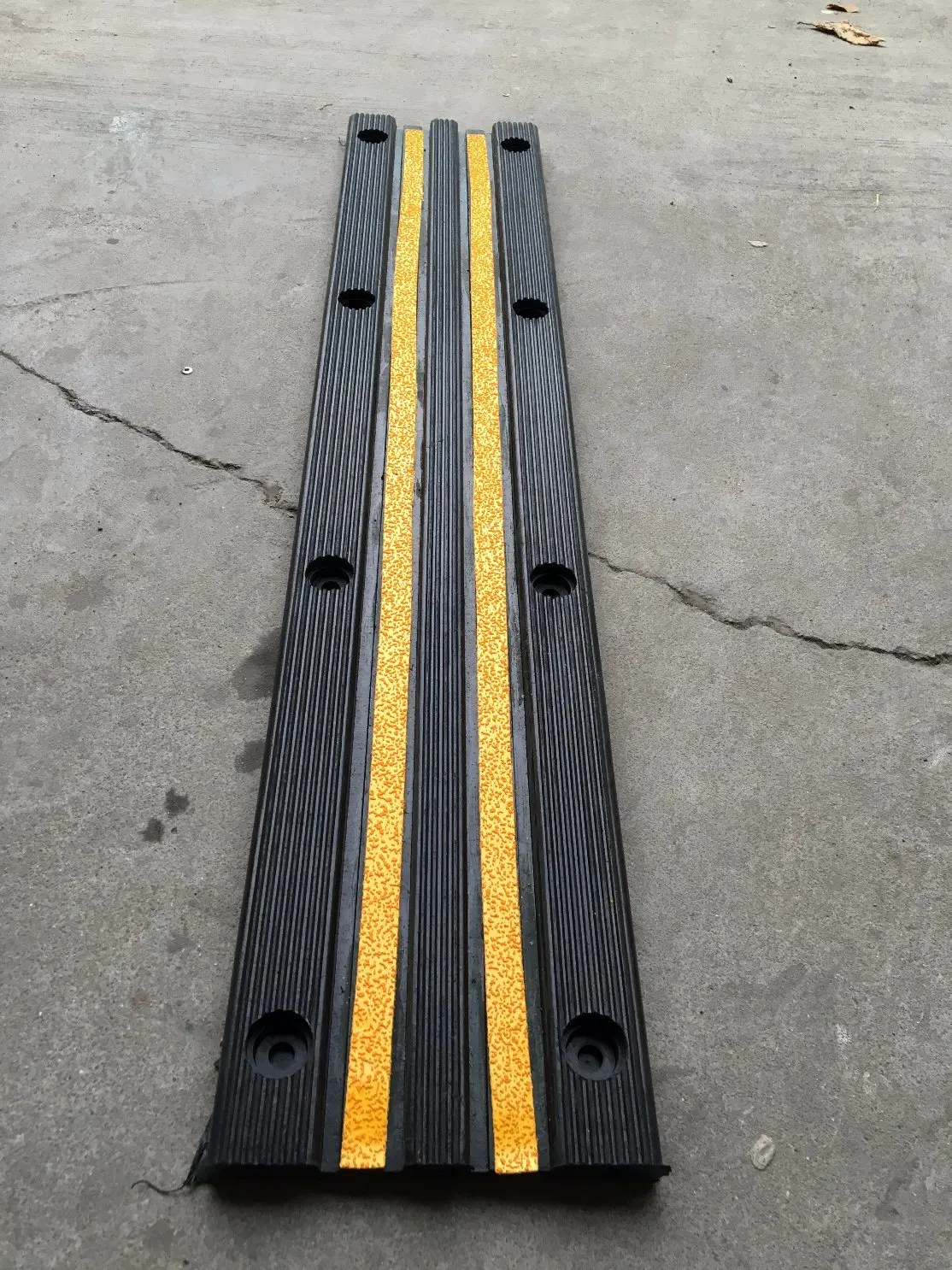 Durable 100% Recycled Solid Rubber Black Reflective Wall Bumper Dock Bumper Guard Protector for Parking Garage Safety details