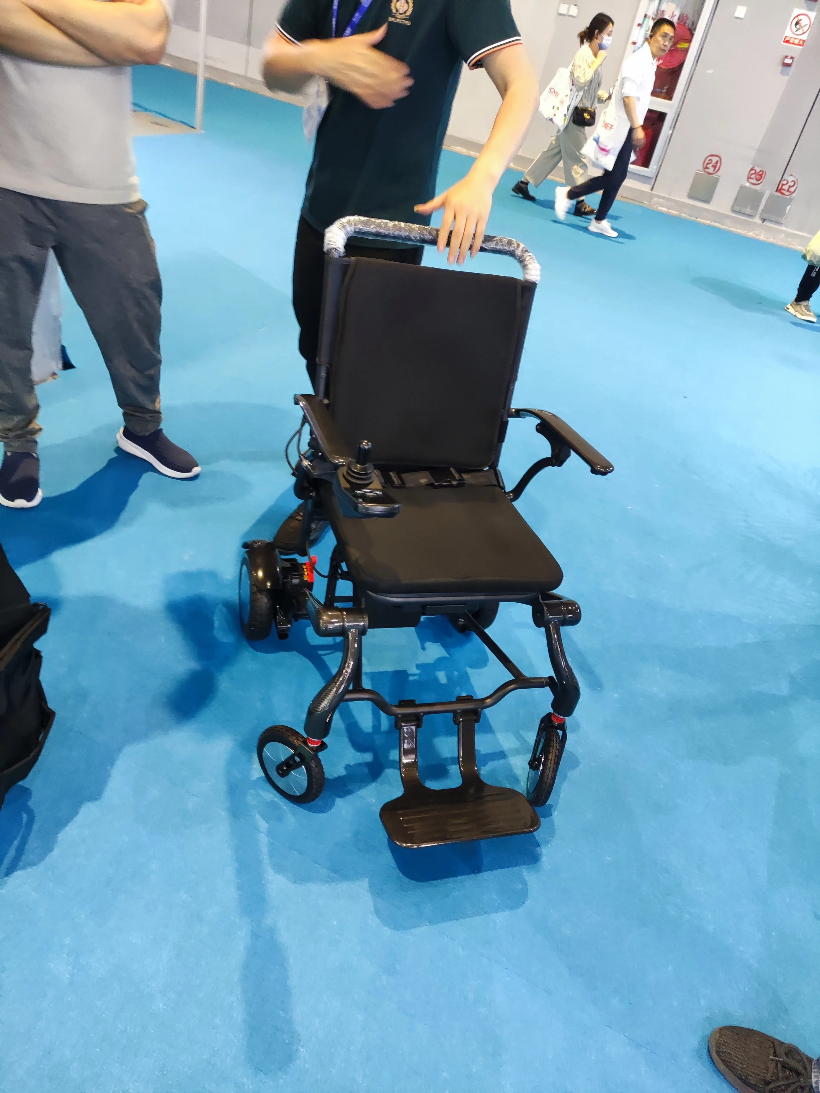 17kg Carbon Fiber Electric Wheelchair Power lightweight wheelchair feather handicap wheelchair can board for disabled-BZ-HG01 supplier