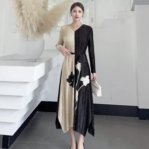 Lady's Elegant Plus-size Pleated Dress in Double-color Design with Fashionable Prints and Elastic Waistline