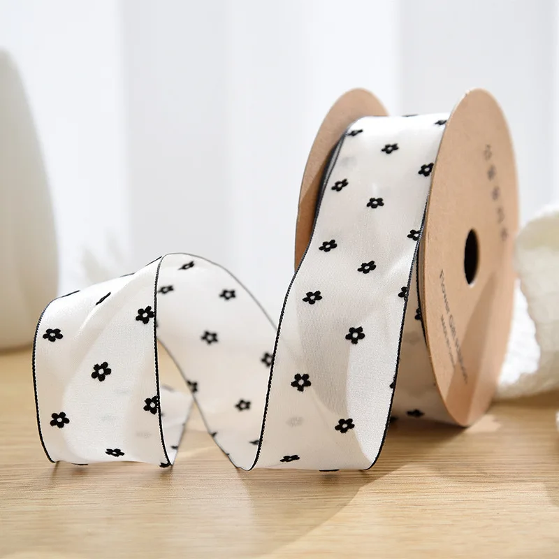 Лента из органзы с черным краем 4 см