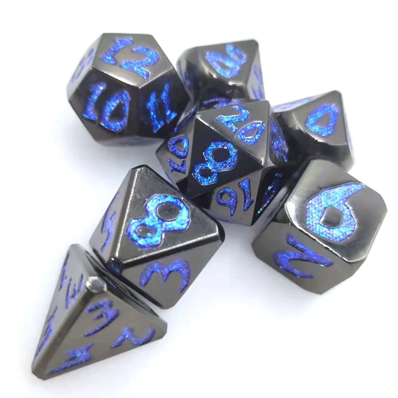 ट्रूवॉन का 7-पीस सॉलिड मेटल डाइस सेट, डी एंड डी और आरपीजी के लिए - ऑब्सीडियन ब्लैक, बैंगनी अंकों के साथ, ड्रैगन बॉक्स में।