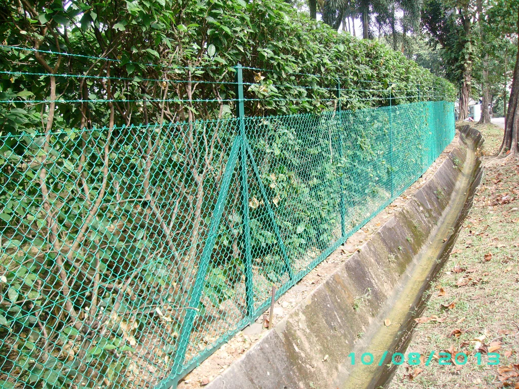 Widely used galvanized and pvc coated chain link of mesh fence wire cost for farm and school details