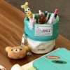 Estuche para lápices con diseño de cupcake color crema.