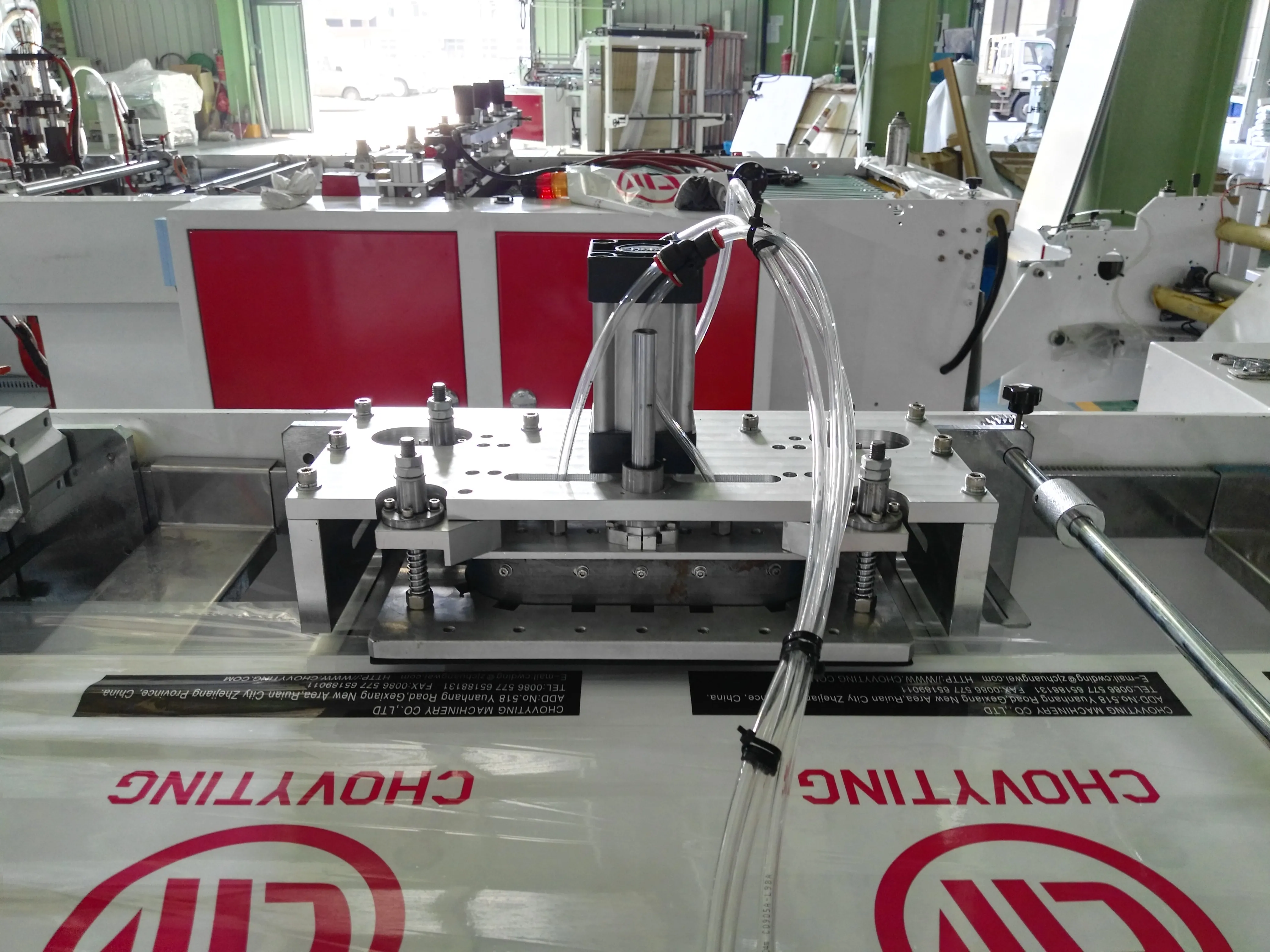 Automatic PE OPP Bottom Sealing and Cutting Plastic Bag Tissue Baby Diaper Heat Side Seal Punching Handle Bag Making Machine