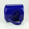 Caja azul y blanca.