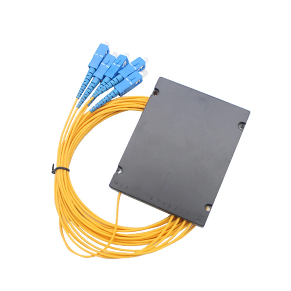 Optiese vesel PLC-verdeelstuk 1x4 met SC-poort, telekommunikasiegraad passiewe verdeelstuk met lae insetverlies vir FTTH-verspreidingskas
