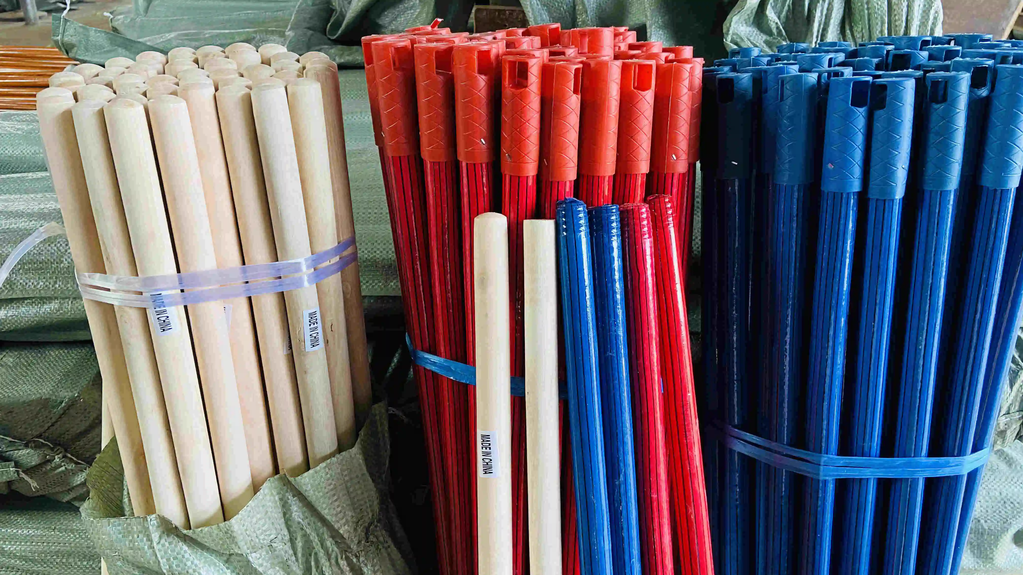 Новинка 2022 Лидер продаж метла с круглым стержнем в наличии сделано Китае деревянная ручка метлы низкая цена нажимная